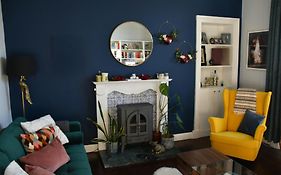Vibrant 1Bd Flat With Garden In Dunfermline, Fife